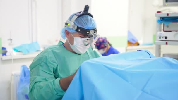 Zajęty Lekarz Okularach Głowie Operujący Pacjenta Specjalista Trzyma Instrument Bierze — Wideo stockowe