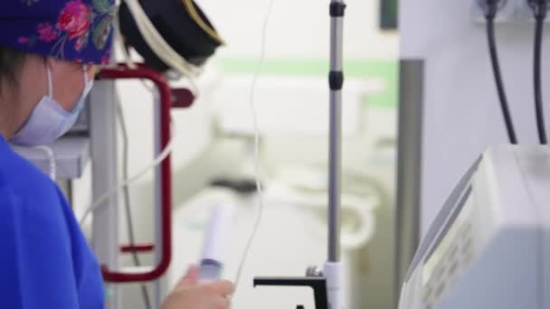 Enfermera Quirúrgica Sosteniendo Una Jeringa Enorme Llena Medicina Blanca Profesional — Vídeos de Stock