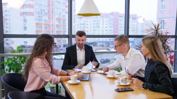 Gemeinsam Mit Kaffeetrinken Über Geschäftliche Fragen Diskutieren Büro Team Sitzt — Stockvideo