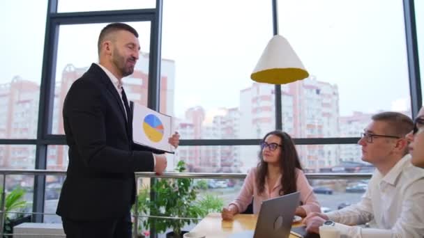 Reunión Negocios Con Café Una Amplia Oficina Jefe Masculino Sosteniendo — Vídeos de Stock