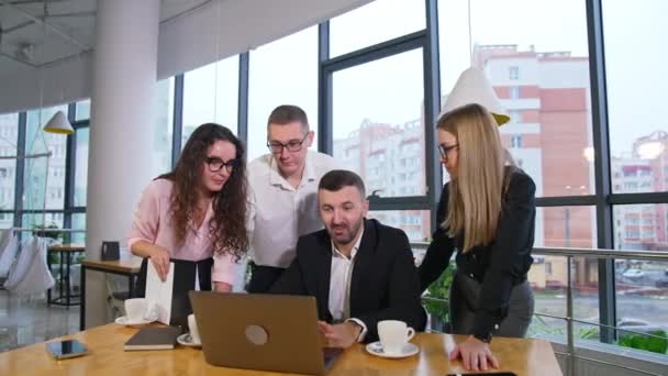Smiley Munteres Team Von Mitarbeitern Schaut Auf Laptop Und Diskutiert — Stockvideo