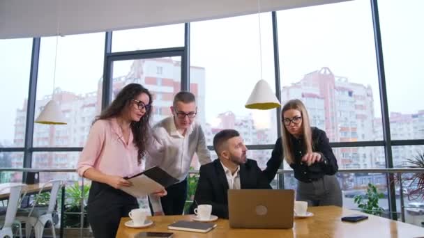 Sakallı Erkek Patron Dizüstü Bilgisayarın Önünde Oturuyor Ofis Üyeleri Fikir — Stok video
