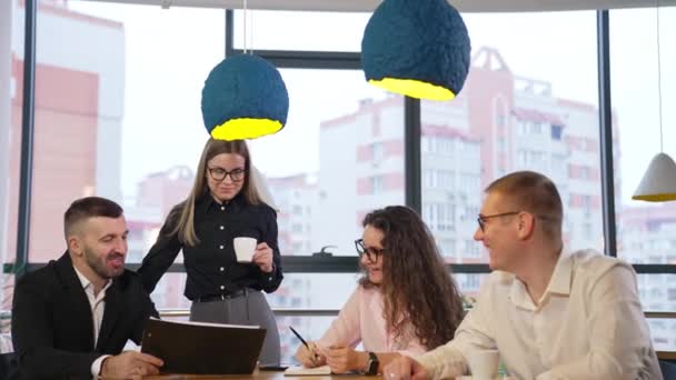Equipe Negócios Sentada Mesa Sob Duas Lâmpadas Azuis Amarelas Pessoas — Vídeo de Stock