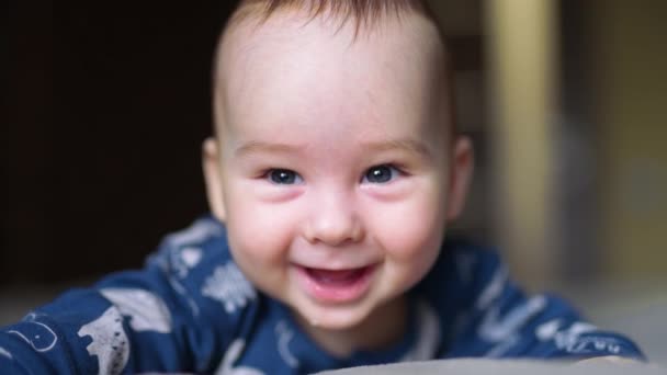 Ωραία Χαμογελαστή Φατσούλα Νεογέννητου Μωρού Κοντινό Πορτραίτο Ενός Μικρού Παιδιού — Αρχείο Βίντεο