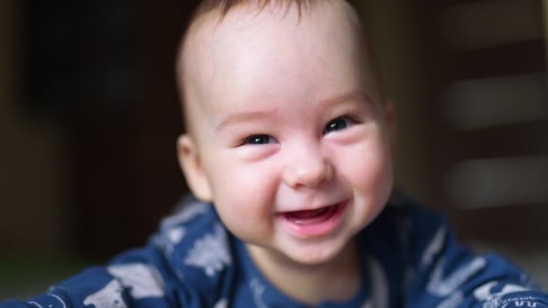 Süßes Zahnloses Lächeln Eines Wunderschönen Kleinen Jungen Kleines Kind Liegt — Stockvideo