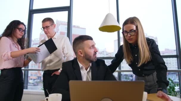 現代のオフィスでのブレインストーミングと意思決定 チームメンバーは ビジネス上の問題を議論し解決するためにペアに分かれています バックドロップの街のパノラマ — ストック動画