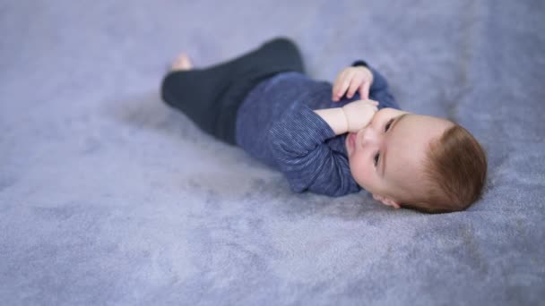 Menino Calmo Pequeno Deitado Paz Costas Criança Bonita Mastigando Dedos — Vídeo de Stock