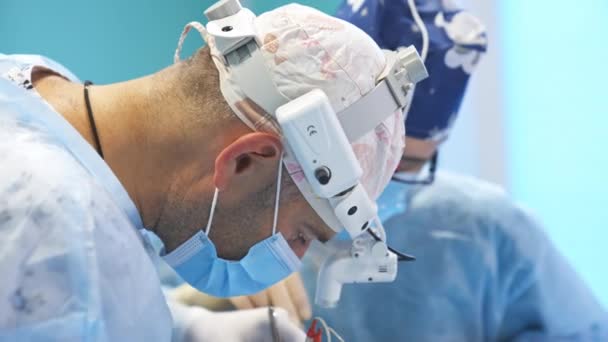 Zkušený Chirurg Tvrdě Pracuje Delikátní Operaci Detailní Portréty Lékařů Provádějících — Stock video