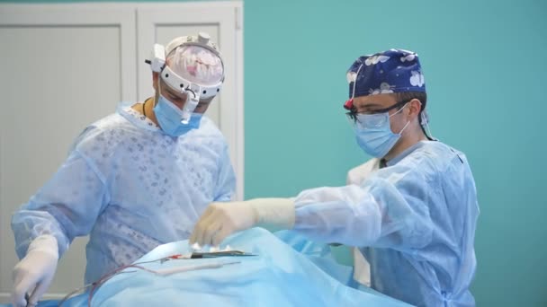 Два Хирурга Среднего Возраста Сотрудничают Выполнении Операции Врачи Используют Электрические — стоковое видео