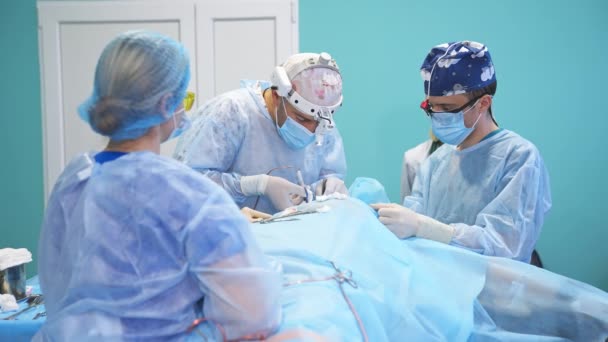 Команда Медиков Проводит Операции Современных Клиниках Два Хирурга Работают Рядом — стоковое видео