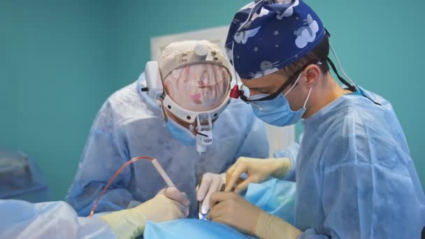 Pečlivá Vysoce Přesná Práce Lékařů Chirurgové Přístrojových Sklech Provádějí Operaci — Stock video