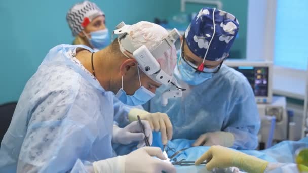 Medici Lavorano Simultaneamente Paziente Chirurghi Che Utilizzano Utensili Metallici Collaborano — Video Stock