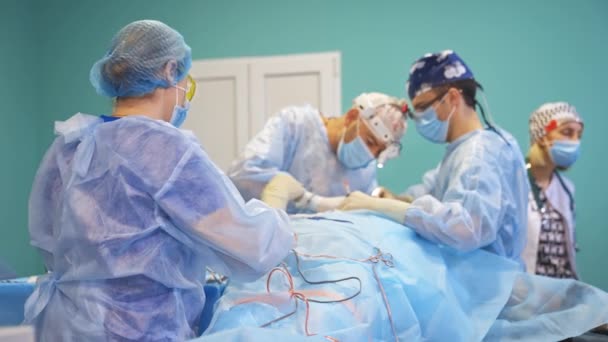 Pielęgniarka Kombinezonie Ochronnym Czapce Masce Okularach Aranżuje Przyrządy Pracy Chirurg — Wideo stockowe