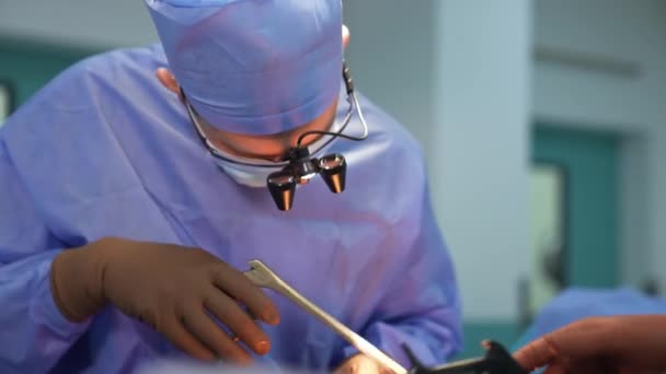 Specialista Neurochirurgia Riceve Uno Strumento Metallico Dall Assistente Dottore Sta — Video Stock