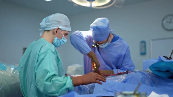 Assistente Sta Tenendo Una Spugna Dottore Capo Strumento Pulizia Chirurgo — Video Stock