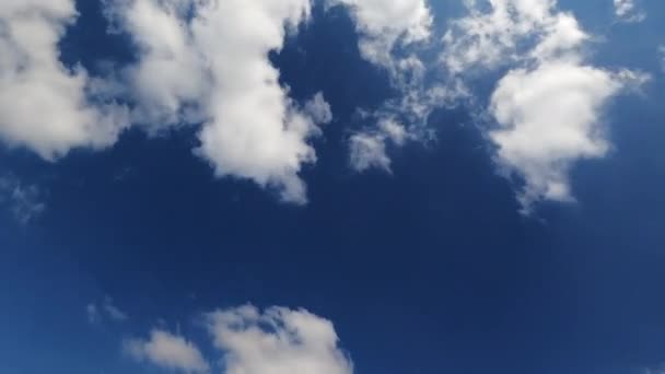 Flauschig Weiße Wolken Türmen Sich Himmel Auf Zeitraffer Der Sommersaison — Stockvideo