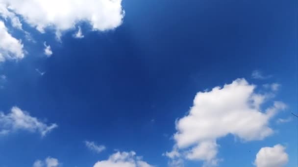 Ljusvita Moln Svävar Snabbt Den Klarblå Himlen Fluffiga Moln Som — Stockvideo
