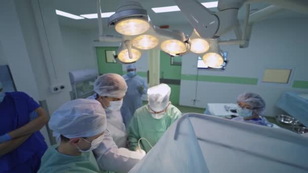 Three Surgeons Cooperating Surgery Working Professional Doctors Big Surgical Theatre — Stock Video