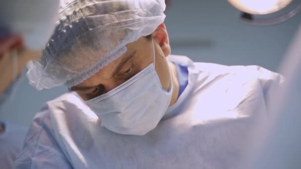 Médico Masculino Adulto Máscara Tampa Olha Para Baixo Mesa Operacional — Vídeo de Stock