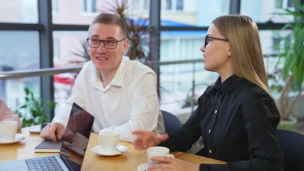 Widerstandsfähig Lächelnde Junge Mitarbeiter Sitzen Bei Der Arbeit Tisch Interessante — Stockvideo