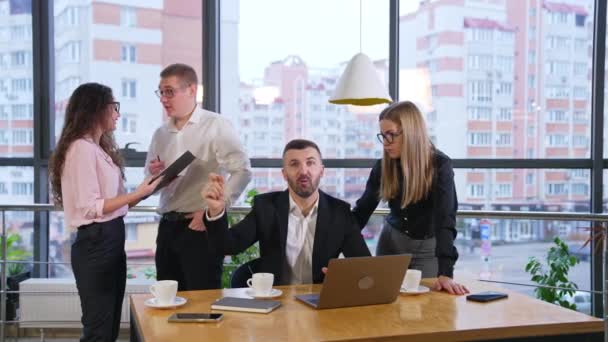 Люди Активно Общаются Большом Офисе Босс Столом Говорит Улыбается Машет — стоковое видео