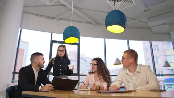 Diskusi Bisnis Antara Orang Orang Yang Duduk Meja Tim Office — Stok Video