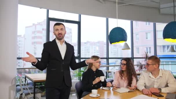 Businessman Giving Talk Camera Gesturing His Hands Team Workmates Sit — Stock Video