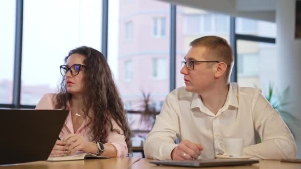 Empresários Reunião Trabalho Sentados Mesa Dois Funcionários Parecem Confusos Ouvindo — Vídeo de Stock
