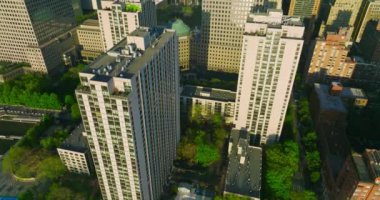 New York şehrinin çok katlı binaları ve gökdelenleri. Yeşil sokakları olan yerleşim alanının en üst görüntüsü.