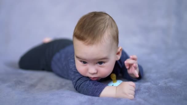 Uroczy Maluch Niebieskich Ubraniach Leżący Spokojnie Łóżku Cute Dziecko Patrzy — Wideo stockowe
