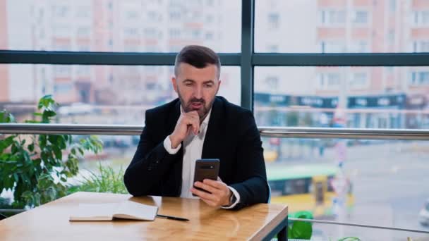Poważny Mężczyzna Garniturze Siedzi Przy Biurku Rozmawia Telefonem Boss Poszukuje — Wideo stockowe