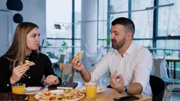 Hombre Mujer Sientan Café Almorzan Gente Negocios Huele Pizza Come — Vídeos de Stock