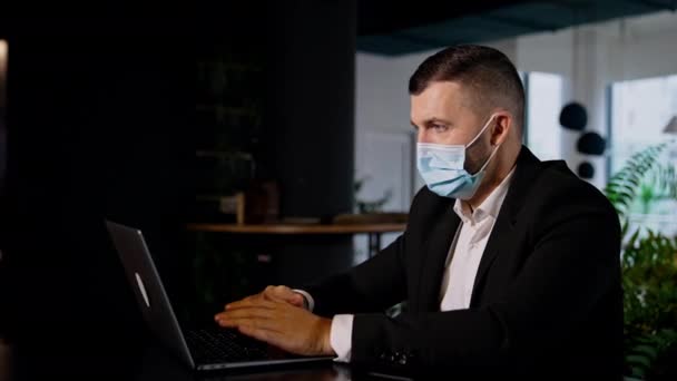 Rušný Muž Pracuje Svém Laptopu Vážná Kancelářská Pracovnice Obleku Maskou — Stock video