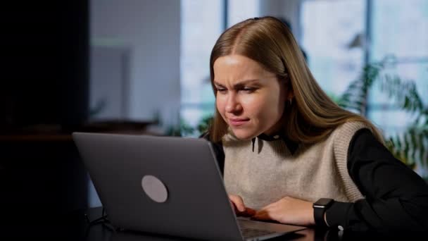 コンピュータで作業する回復力のある笑顔の女性は 画面に近づきます レディー 喜んで彼女のラップトップを見て喜びます 手を元気に上昇させる — ストック動画