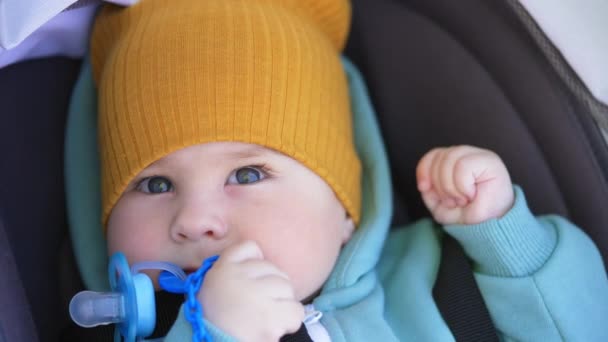 Sağlıklı Beyaz Erkek Sıcak Giysiler Içinde Bebek Arabasında Dışarıda Yürürken — Stok video