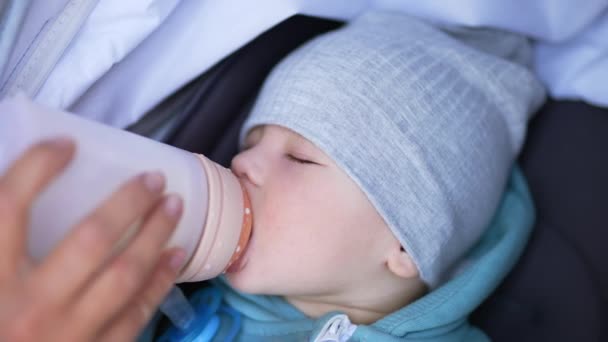 Bayi Laki Laki Kecil Yang Cantik Diberi Makan Dari Botol — Stok Video