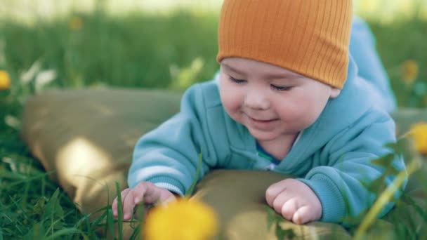 Усміхнений Малюк Теплому Одязі Кепці Насолоджується Перебуванням Вулиці Чарівний Маленький — стокове відео