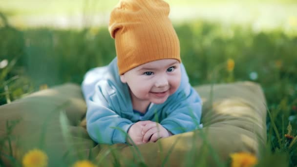 Krásné Dítě Sladce Usmívá Dívá Nahoru Dítě Které Leží Polštáři — Stock video