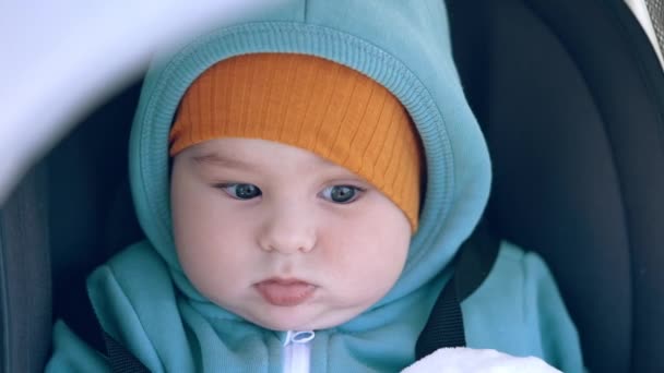 Lustiger Kleiner Junge Blauem Blazer Und Gelber Mütze Niedliches Kleinkind — Stockvideo