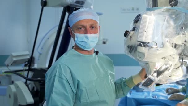 Dokter Pria Dewasa Berpakaian Untuk Operasi Berdiri Dekat Peralatan Dokter — Stok Video