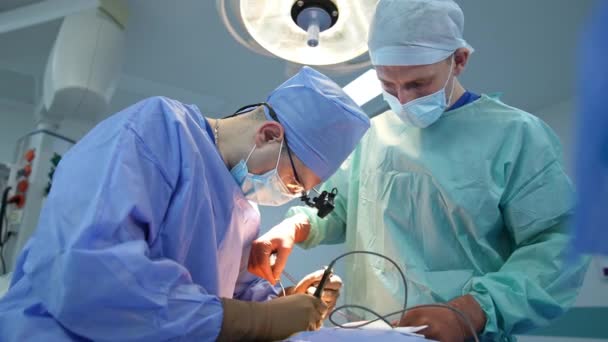 외과의사는 수술에서 도구를 적용하는 적합한 위치에 악기를 — 비디오