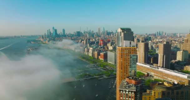 Humo Blanco Espeso Acercándose Isla Manhattan Increíble Paisaje Urbano Nueva — Vídeos de Stock
