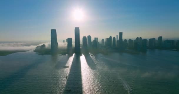 뒤에서 햇빛에 맨하탄 실루엣 강에서 지역으로 두꺼운 — 비디오