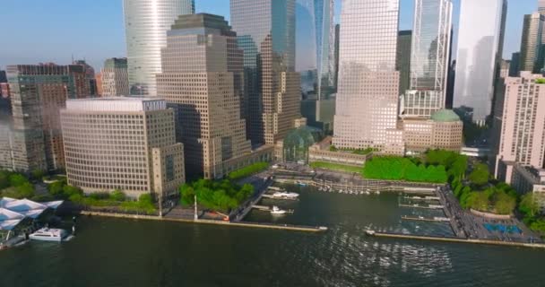 Små Yachter Brygger Nær Manhattan Island Skyskrapere Som Skinner Solen – stockvideo