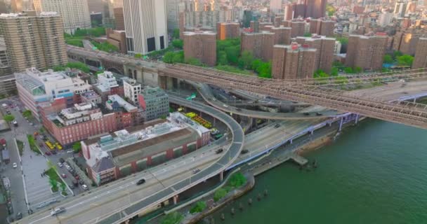 Многочисленные Дороги Проходят Бруклинским Мостом Плотная Архитектура Нью Йорка Оживленным — стоковое видео