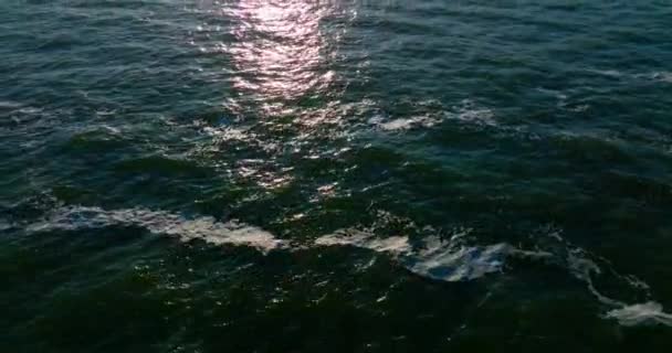 Águas Escuras East River Com Fantástico Caminho Sol Silhueta Escura — Vídeo de Stock