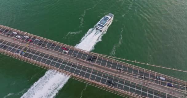 Storstadsbro Med Trafikerade Vägar Och Gågata Vit Yacht Seglar Bron — Stockvideo
