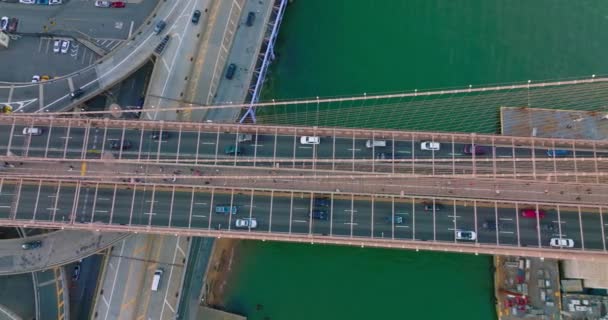 Πολλαπλά Αυτοκίνητα Κινούνται Γρήγορα Πάνω Από Την Τεράστια Γέφυρα Και — Αρχείο Βίντεο