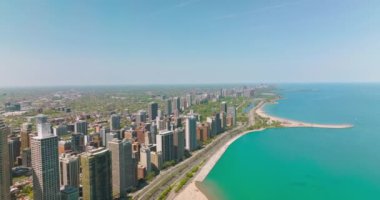 Michigan Gölü 'ne bakan lüks ve pahalı gökdelenler. Chicago City, Illinois Panorama Güzel güneşli bir günde.