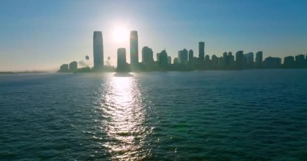 Sílhuetas Escuras Arranha Céus Manhattan Island Sol Refletindo Água Escura — Vídeo de Stock